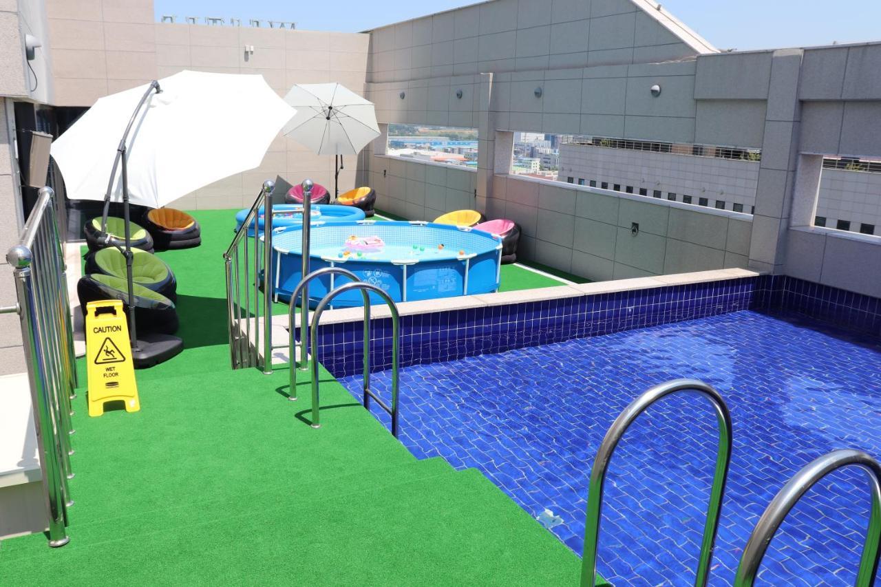 Western Bay Marina Hotel Пионтек Екстериор снимка