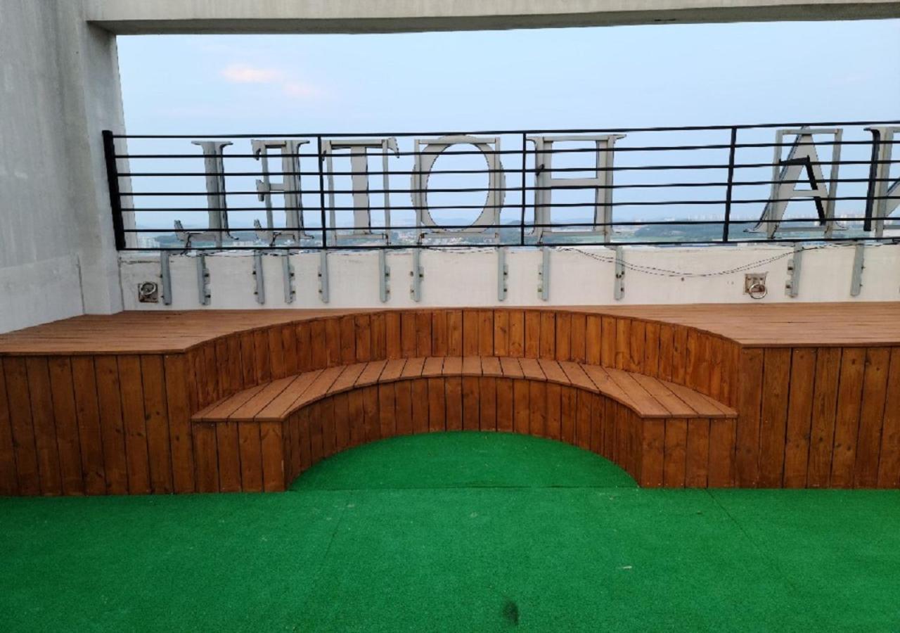 Western Bay Marina Hotel Пионтек Екстериор снимка