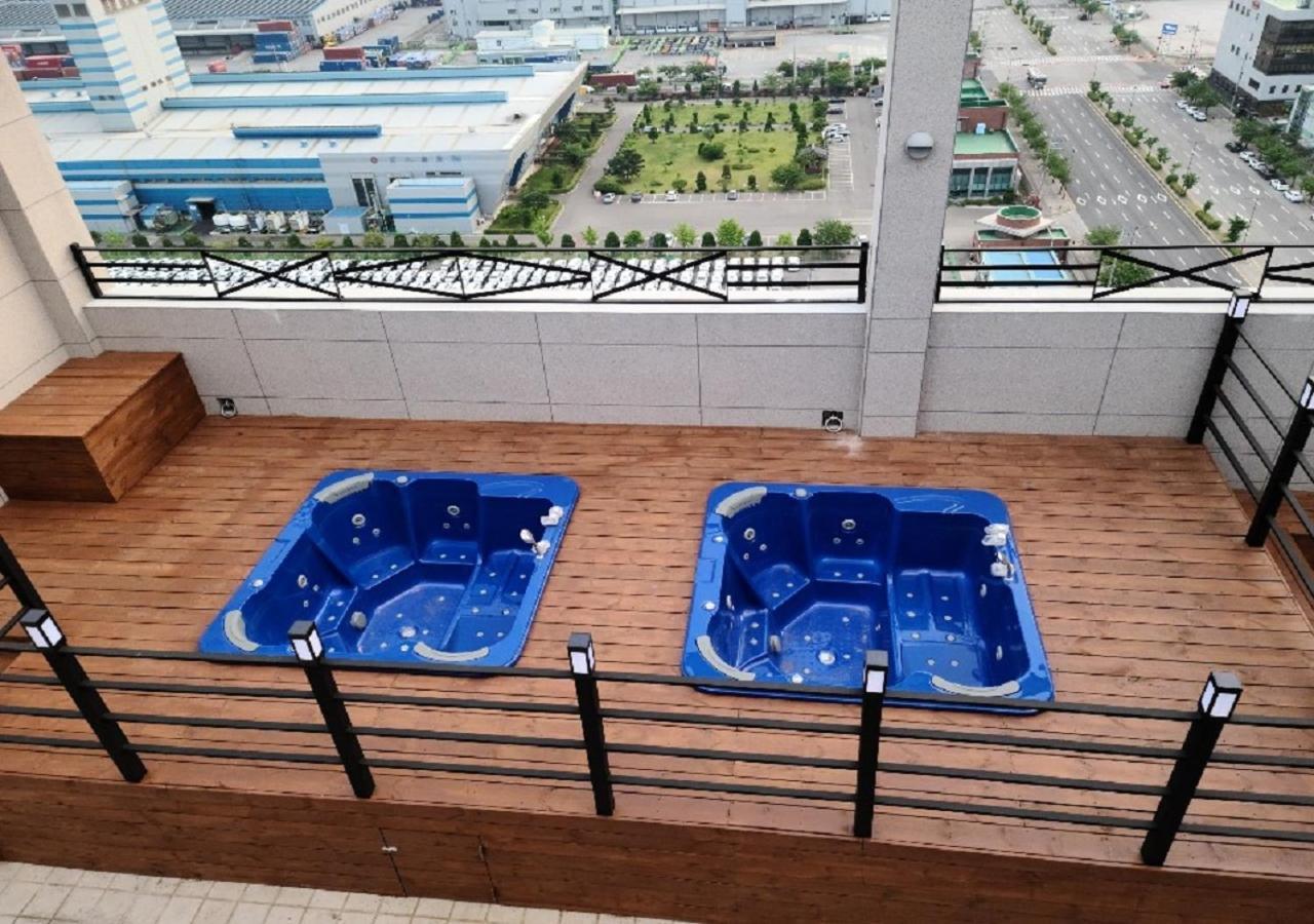 Western Bay Marina Hotel Пионтек Екстериор снимка