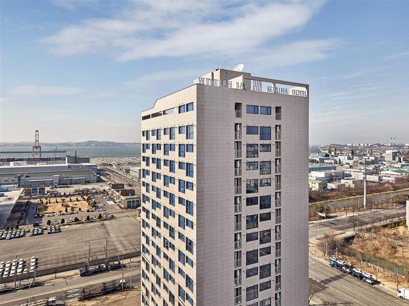 Western Bay Marina Hotel Пионтек Екстериор снимка