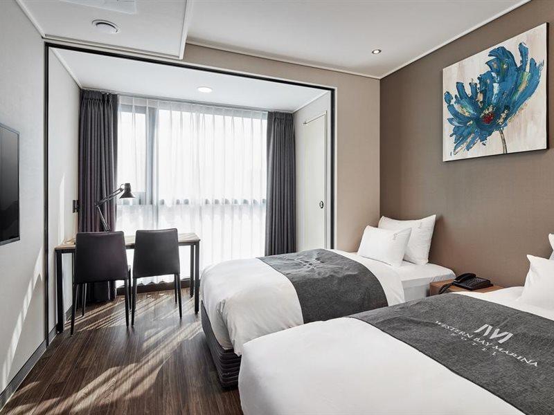 Western Bay Marina Hotel Пионтек Екстериор снимка