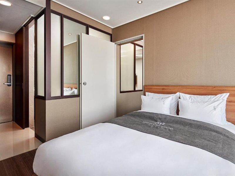 Western Bay Marina Hotel Пионтек Екстериор снимка