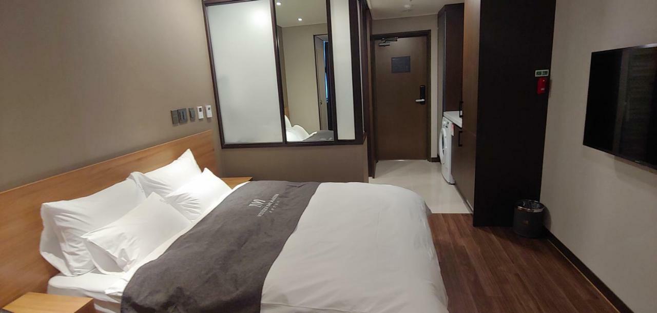 Western Bay Marina Hotel Пионтек Екстериор снимка