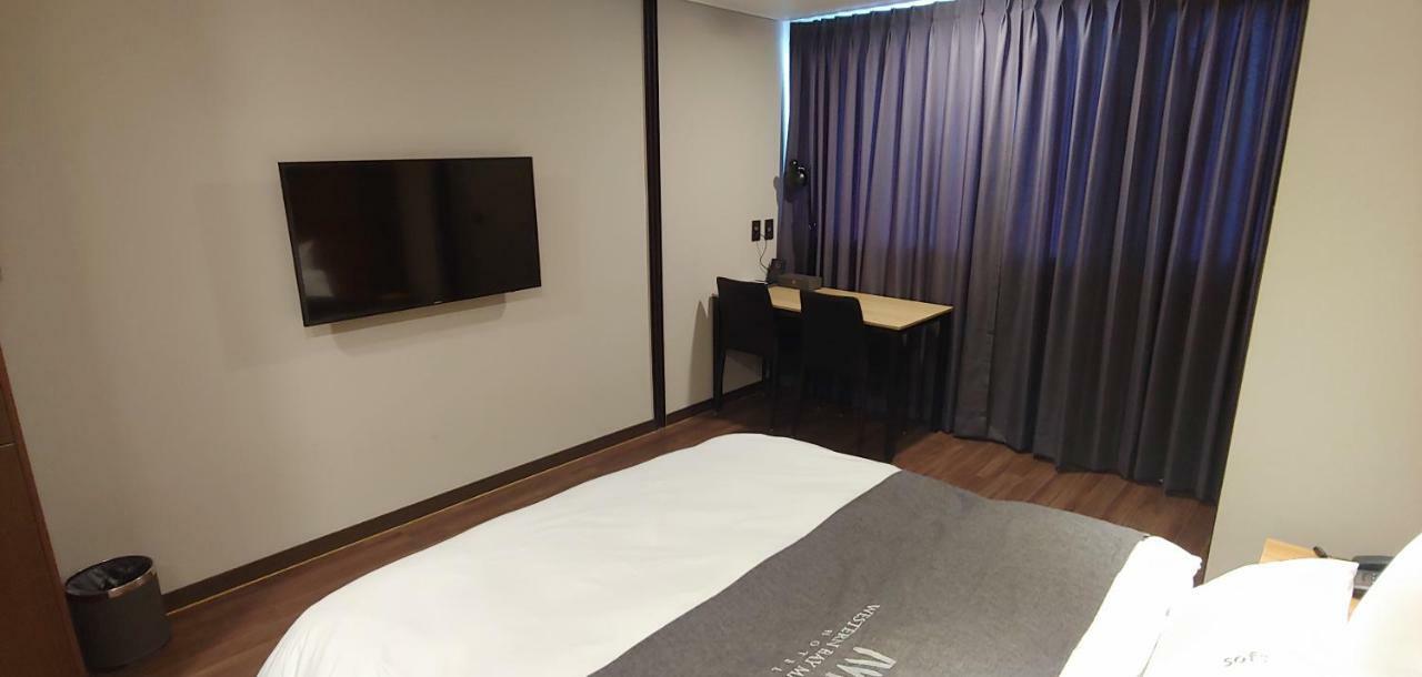 Western Bay Marina Hotel Пионтек Екстериор снимка