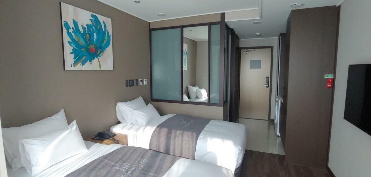 Western Bay Marina Hotel Пионтек Екстериор снимка