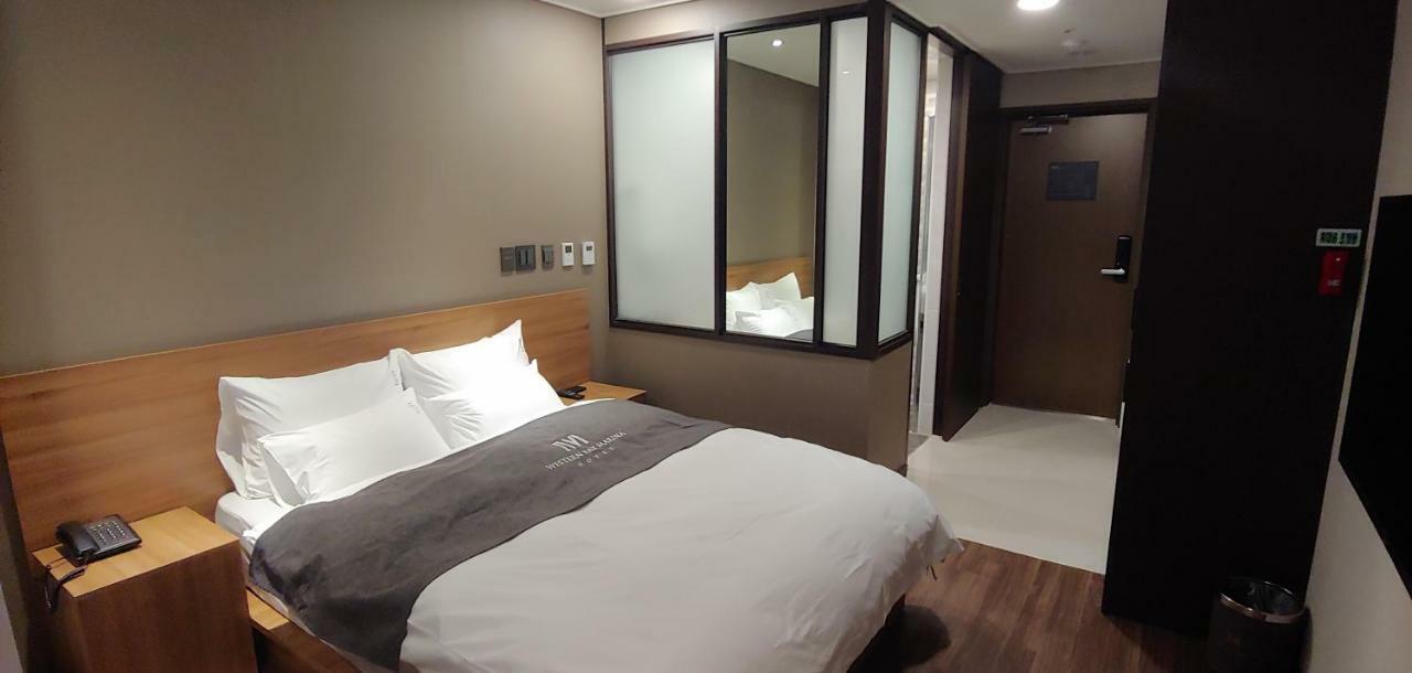 Western Bay Marina Hotel Пионтек Екстериор снимка