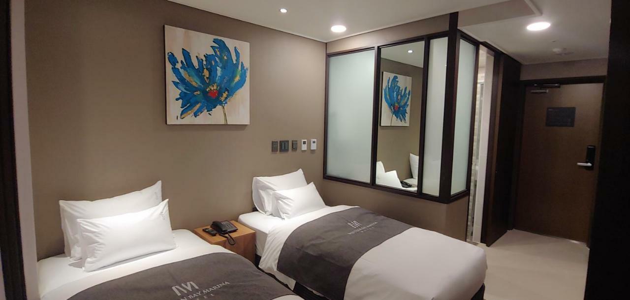 Western Bay Marina Hotel Пионтек Екстериор снимка