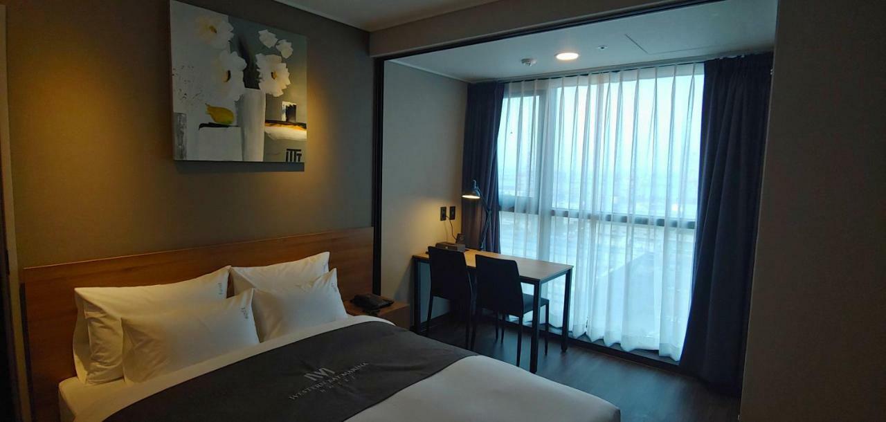 Western Bay Marina Hotel Пионтек Екстериор снимка