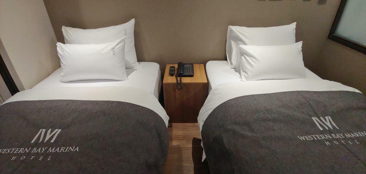 Western Bay Marina Hotel Пионтек Екстериор снимка