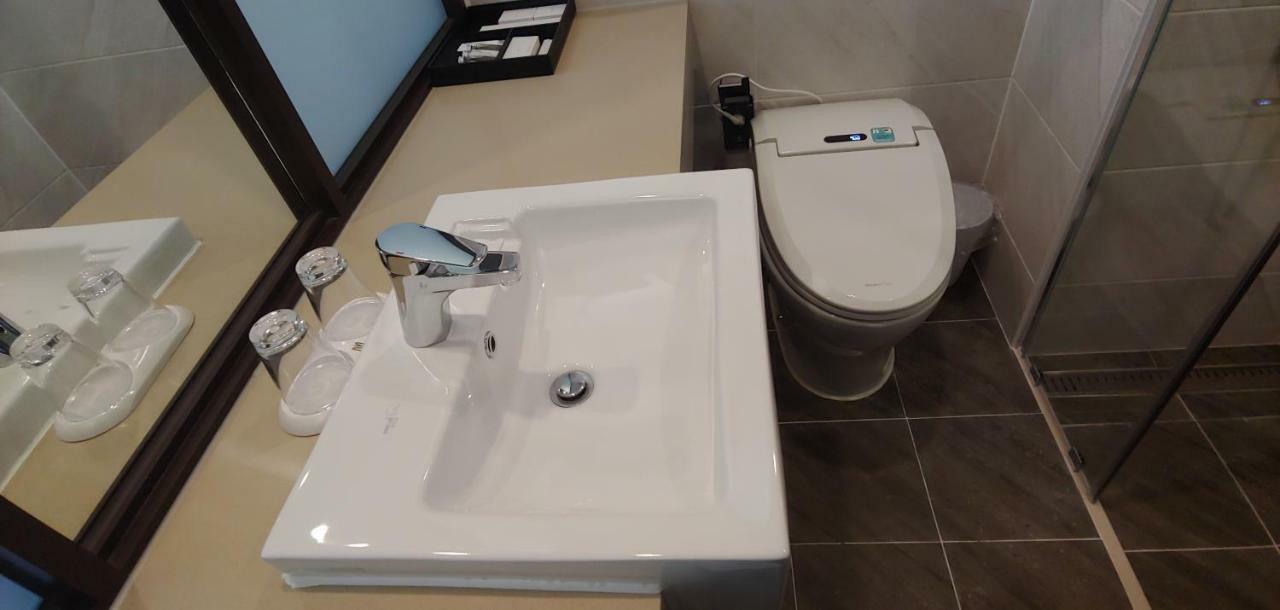 Western Bay Marina Hotel Пионтек Екстериор снимка