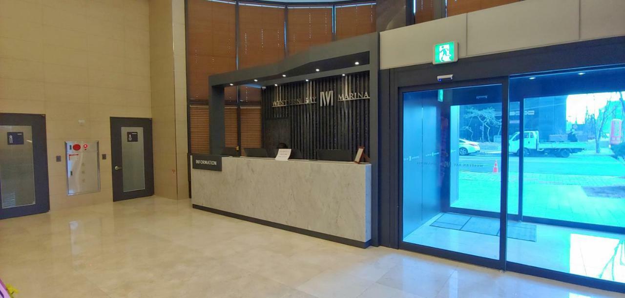 Western Bay Marina Hotel Пионтек Екстериор снимка