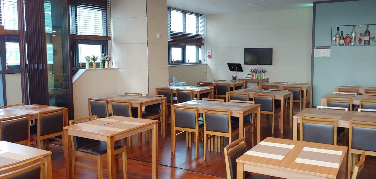 Western Bay Marina Hotel Пионтек Екстериор снимка