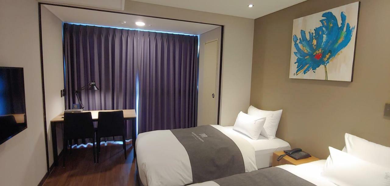 Western Bay Marina Hotel Пионтек Екстериор снимка