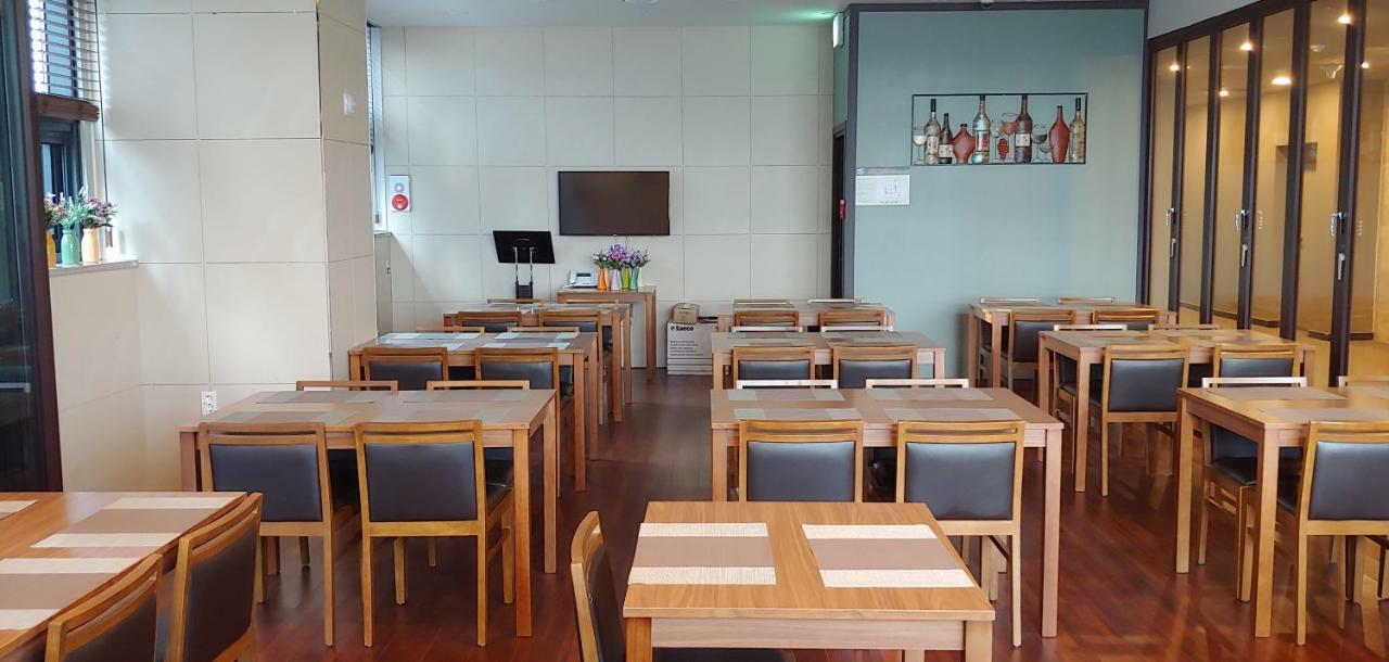 Western Bay Marina Hotel Пионтек Екстериор снимка