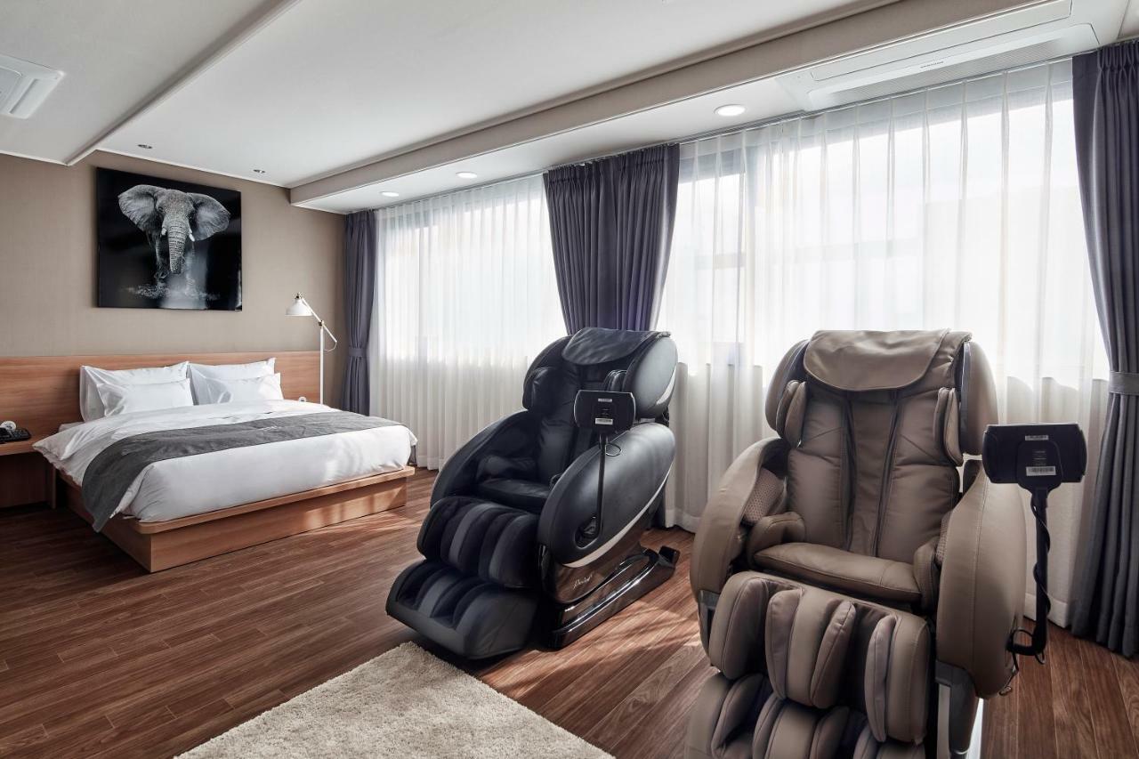 Western Bay Marina Hotel Пионтек Екстериор снимка