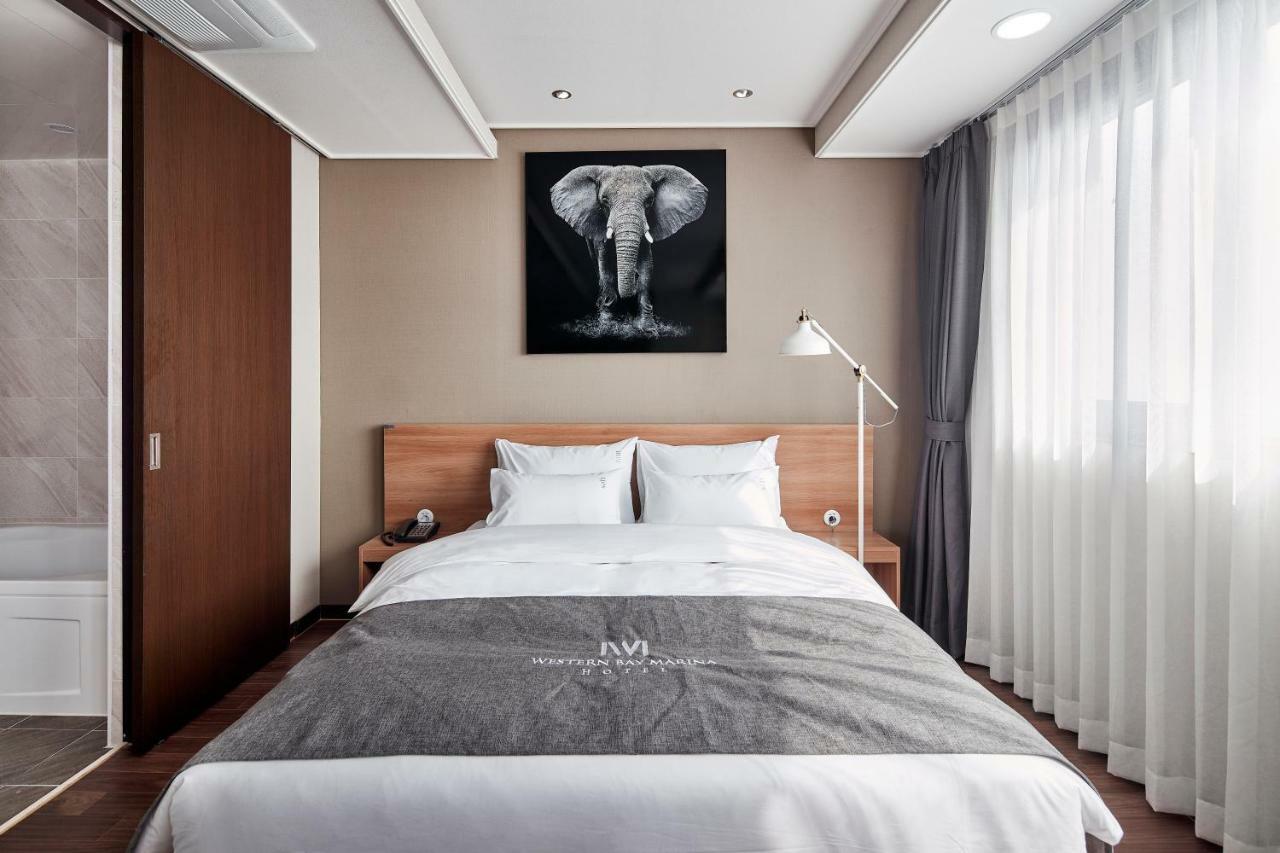 Western Bay Marina Hotel Пионтек Екстериор снимка