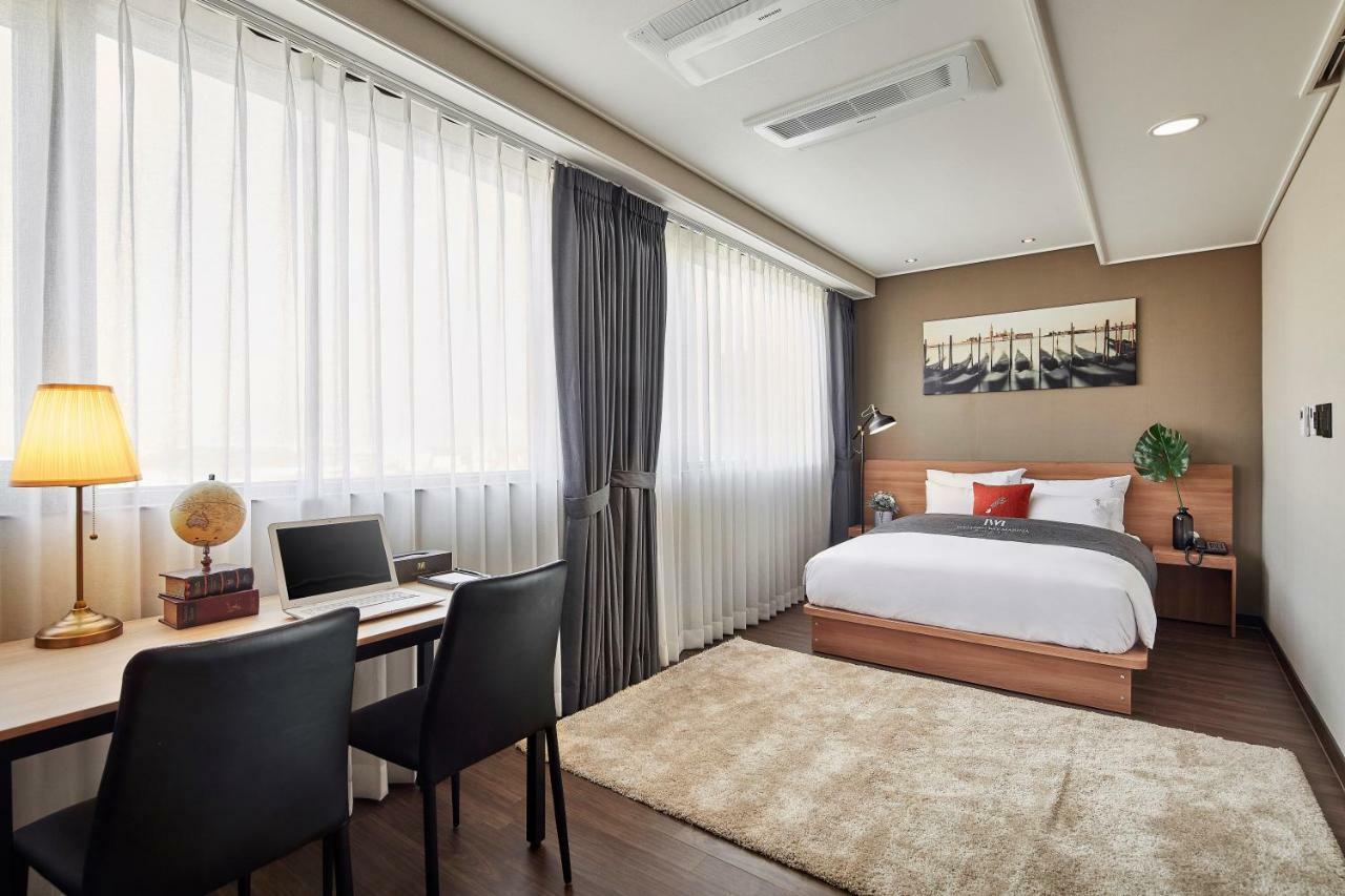 Western Bay Marina Hotel Пионтек Екстериор снимка