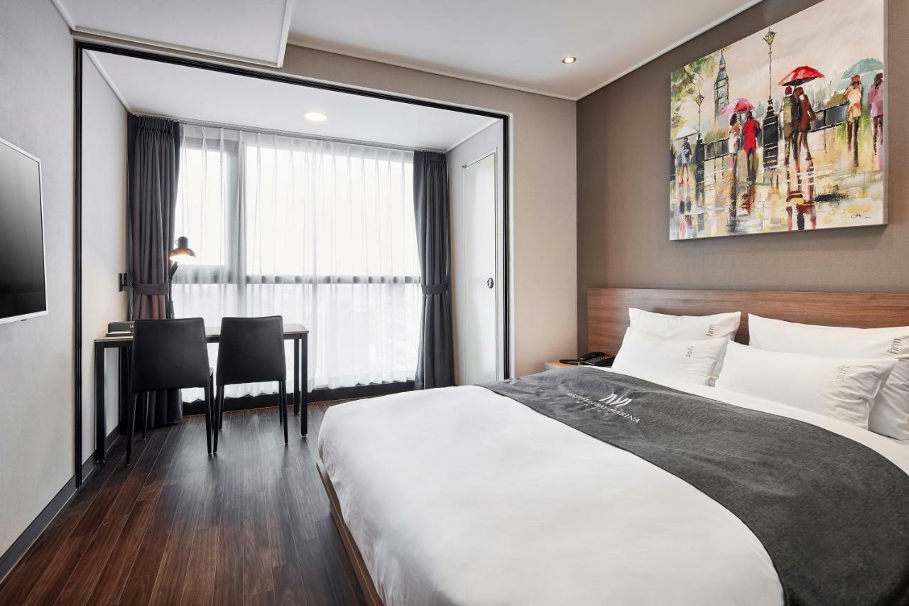 Western Bay Marina Hotel Пионтек Екстериор снимка