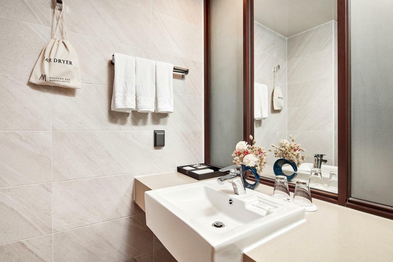 Western Bay Marina Hotel Пионтек Екстериор снимка