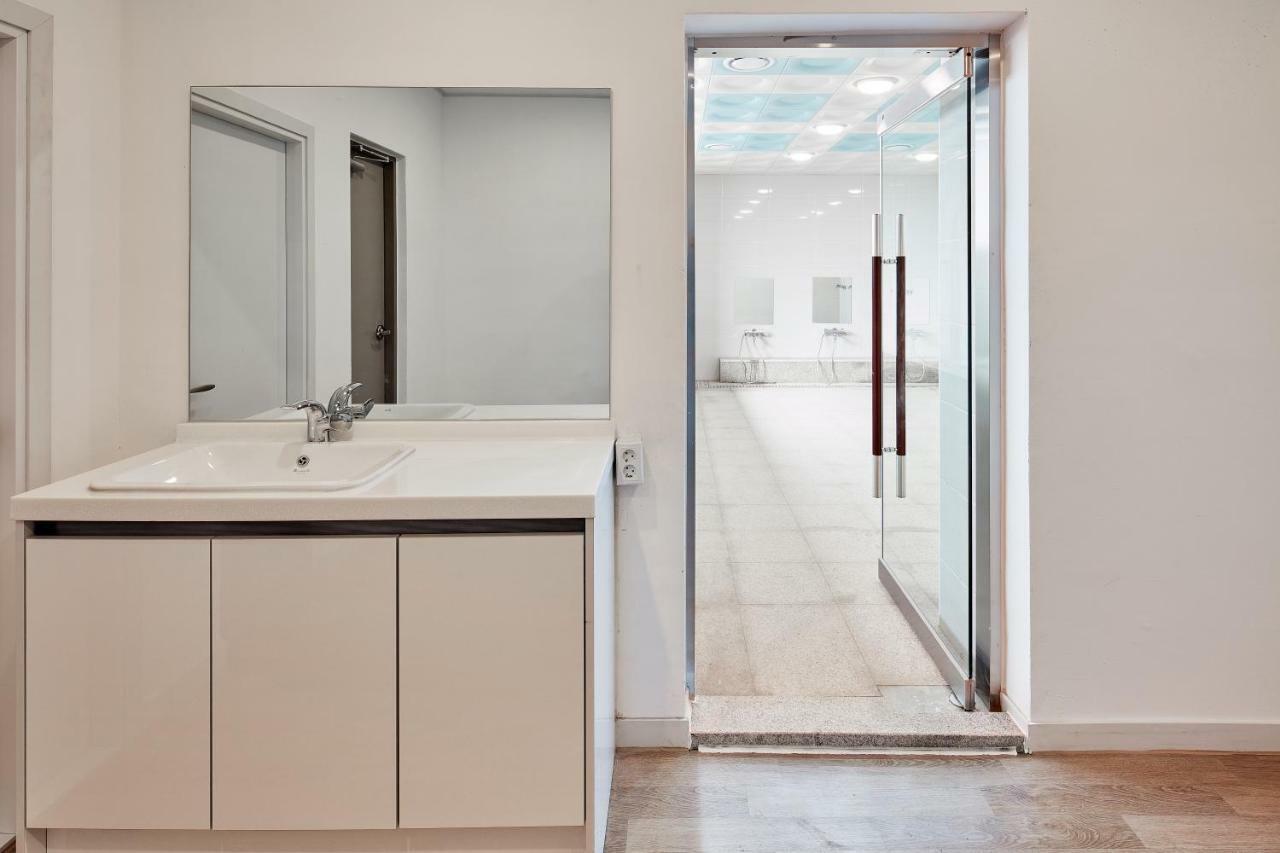 Western Bay Marina Hotel Пионтек Екстериор снимка
