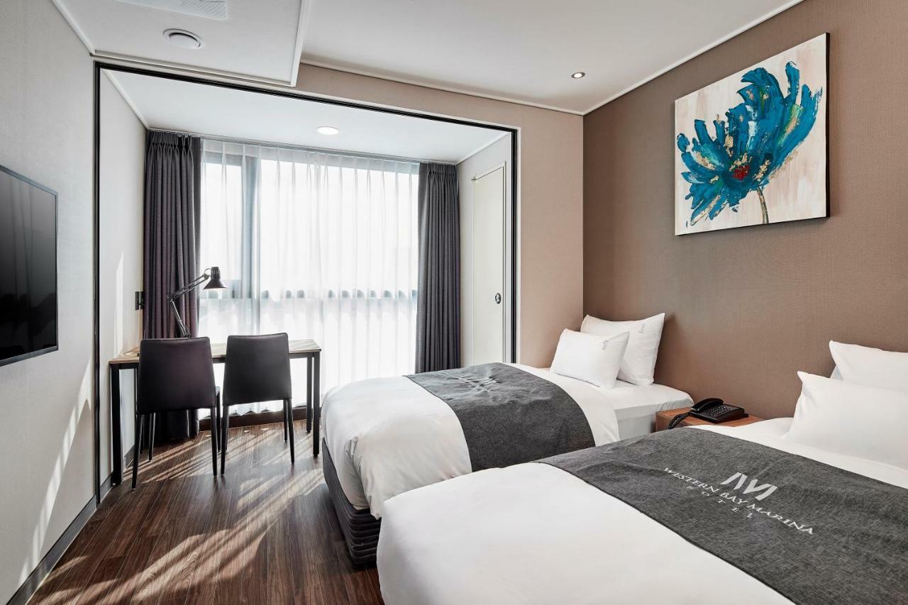 Western Bay Marina Hotel Пионтек Екстериор снимка