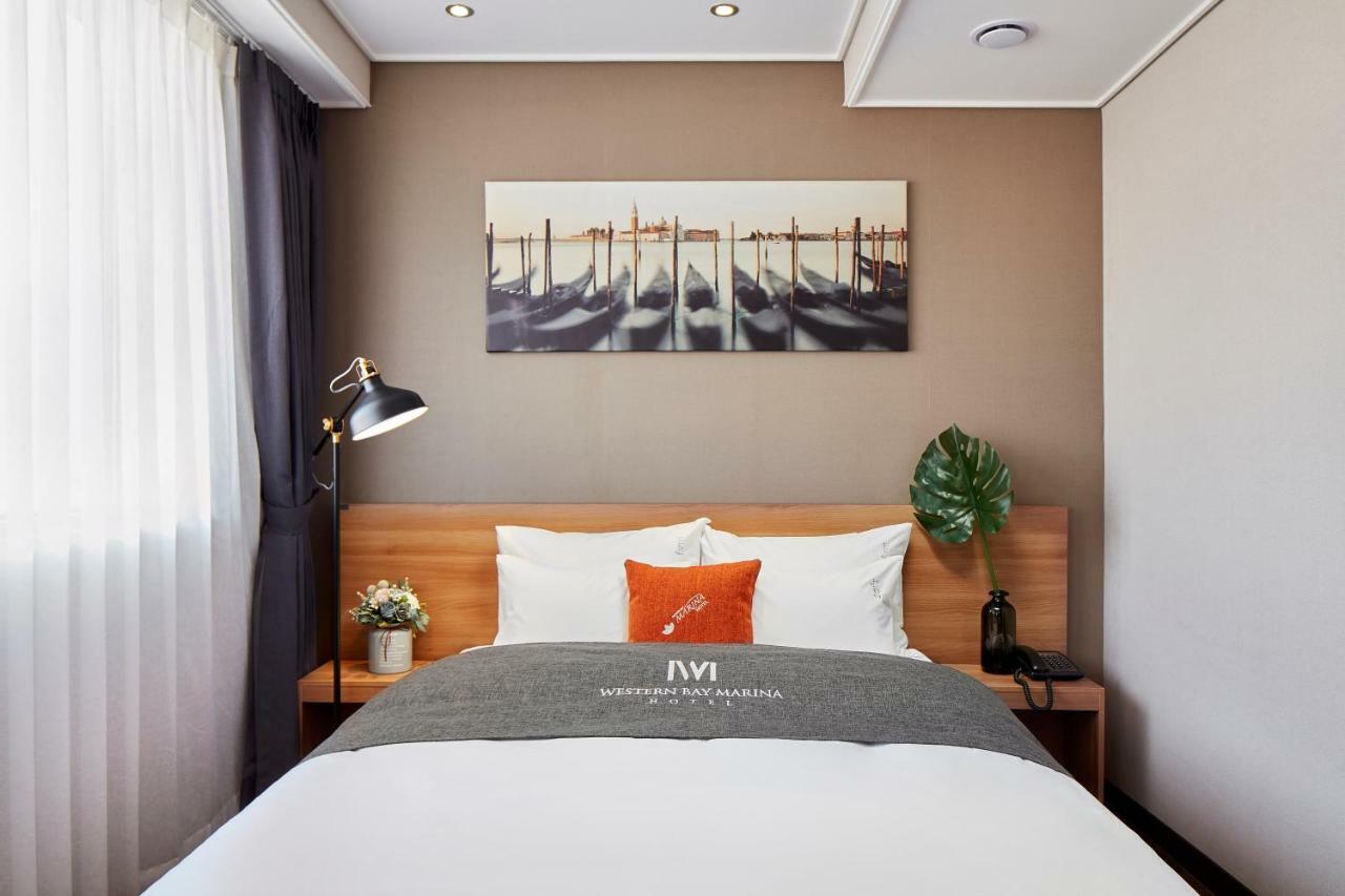 Western Bay Marina Hotel Пионтек Екстериор снимка
