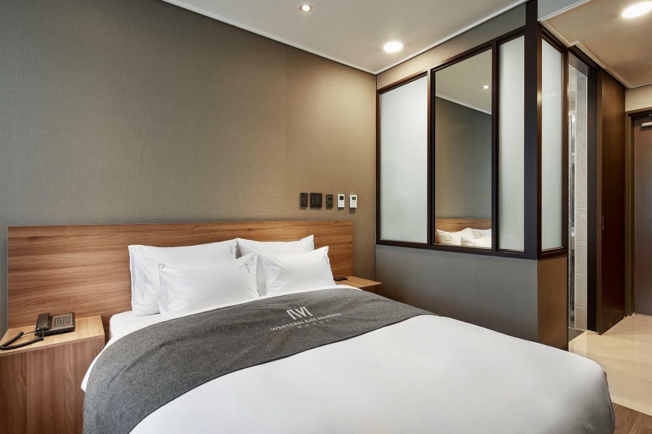 Western Bay Marina Hotel Пионтек Екстериор снимка