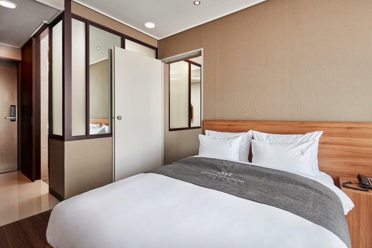 Western Bay Marina Hotel Пионтек Екстериор снимка