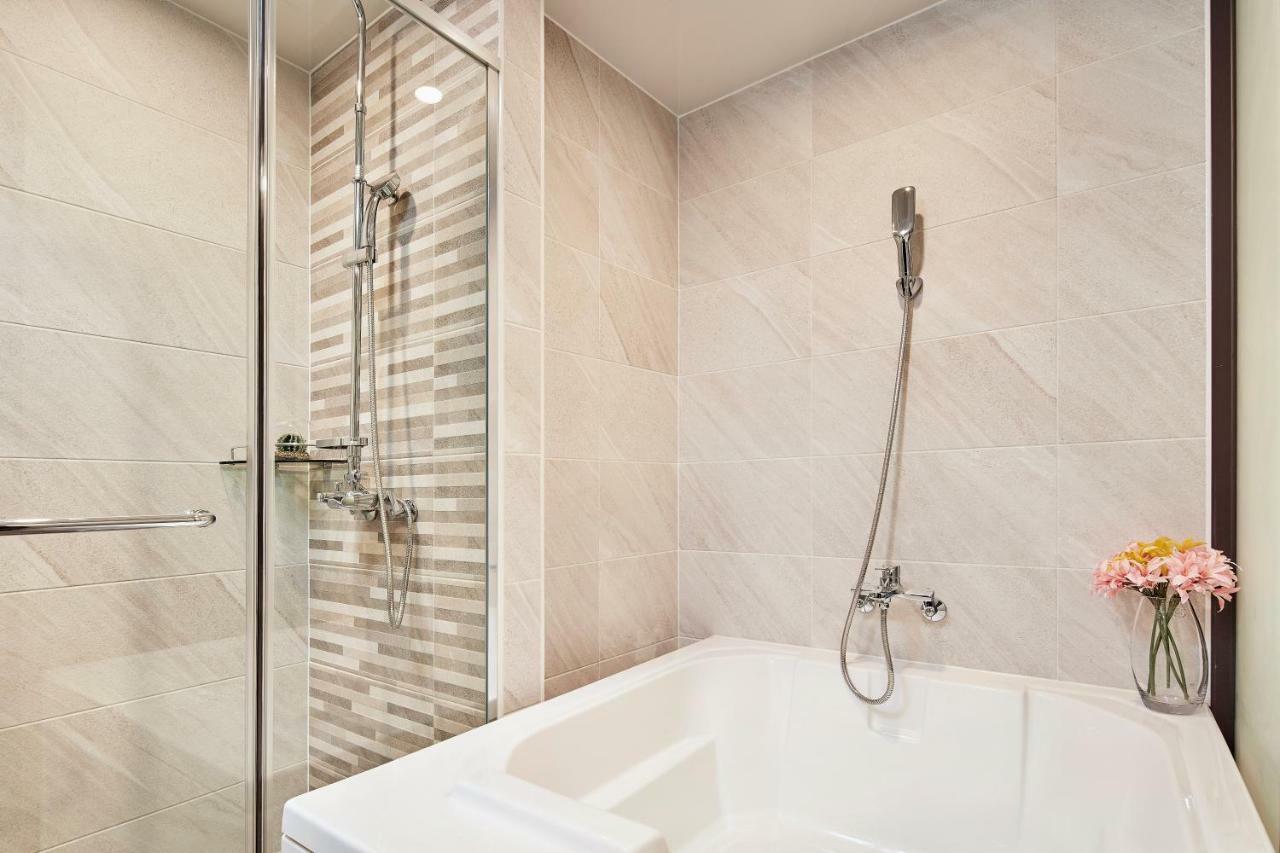 Western Bay Marina Hotel Пионтек Екстериор снимка