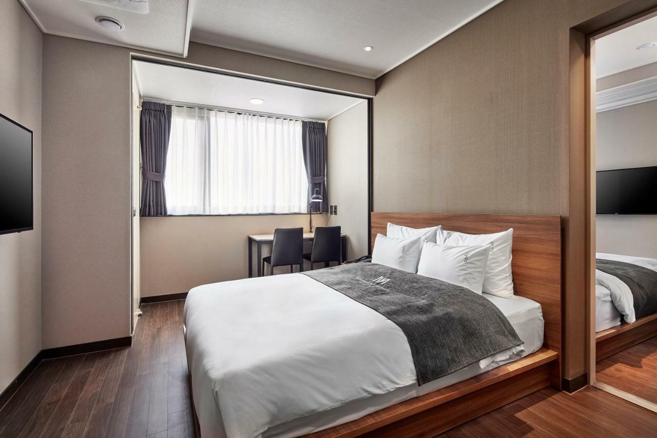 Western Bay Marina Hotel Пионтек Екстериор снимка