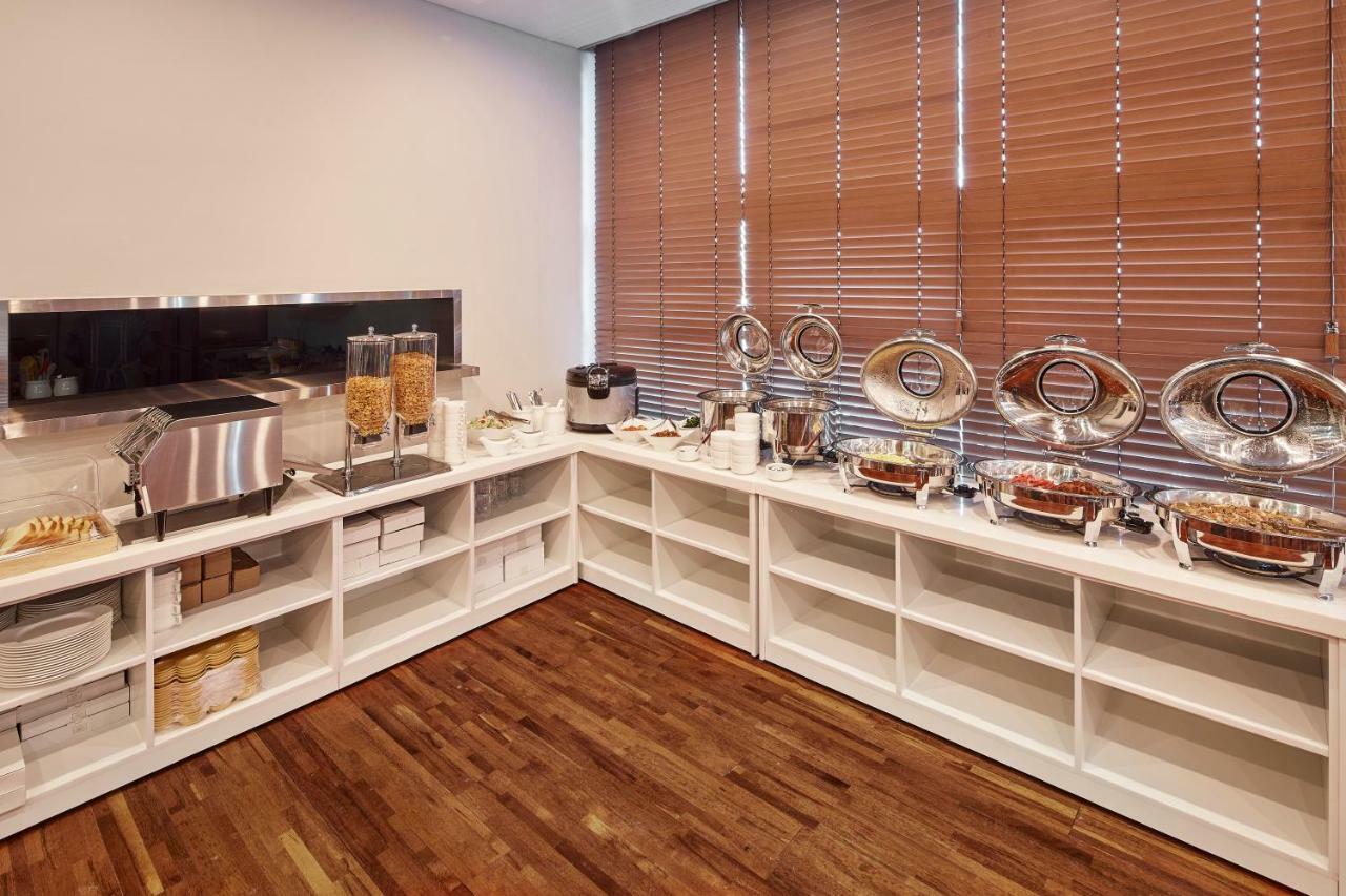 Western Bay Marina Hotel Пионтек Екстериор снимка