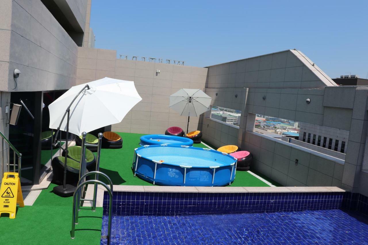 Western Bay Marina Hotel Пионтек Екстериор снимка